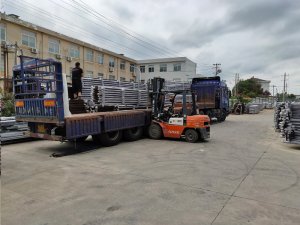 金用護(hù)欄2020年7月23日鋁合金百葉窗裝車發(fā)貨！