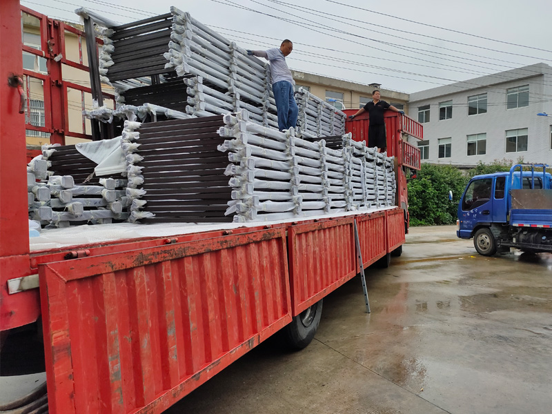 金用護欄2020年7月27日鋅鋼玻璃陽臺護欄裝車發貨！