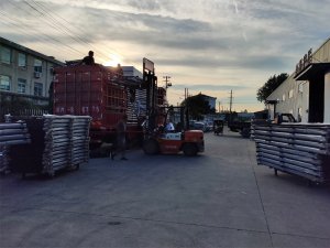 金用護(hù)欄2020年8月14日鋁合金陽臺護(hù)欄裝車發(fā)貨！