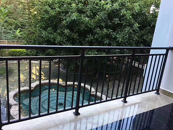 陽臺(tái)護(hù)欄選購方法