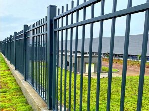 鋅鋼護(hù)欄和鐵藝護(hù)欄誰的性價(jià)比高？看過這里你就知道了！