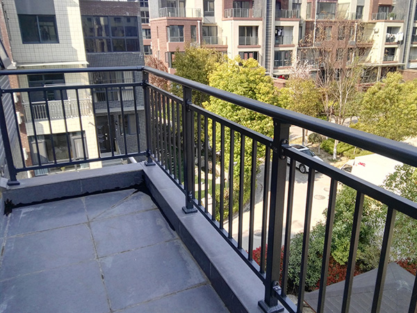 鋅鋼陽臺護欄廠家怎么選，這三點很重要！