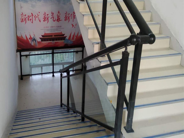 定制建筑工程樓梯扶手，從這兩款中選擇省心又省錢！