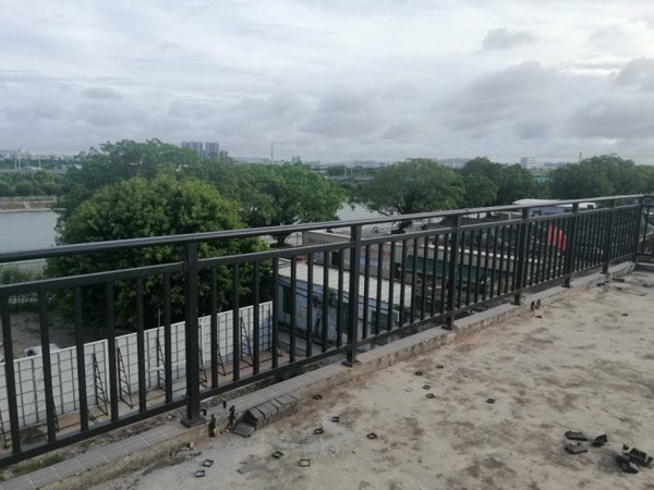 推薦2款陽(yáng)臺(tái)護(hù)欄，定制價(jià)格不到60元一米！