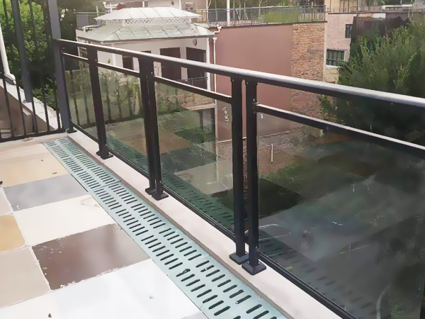 推薦2款陽(yáng)臺(tái)護(hù)欄，定制價(jià)格不到60元一米！