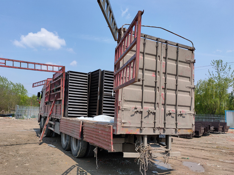 金用護(hù)欄2021年4月8日鋅鋼百葉窗發(fā)貨！