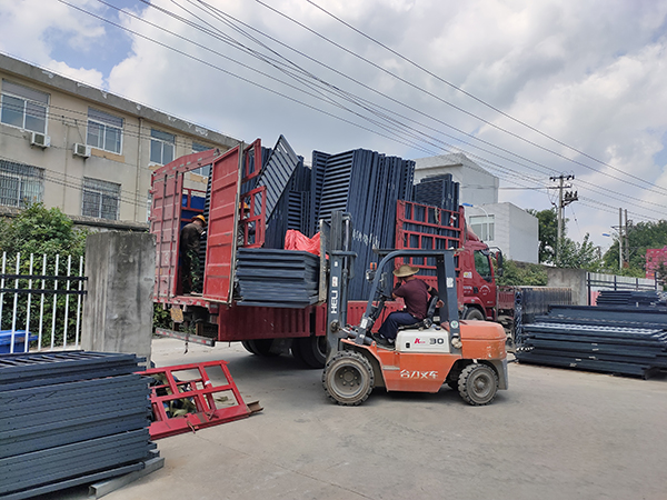 金用護欄2021年7月28日鋅鋼百葉窗發貨！