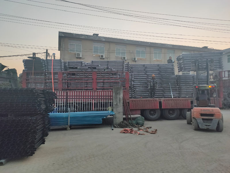 金用護欄2021年12月6日鋅鋼陽臺護欄裝車發貨！