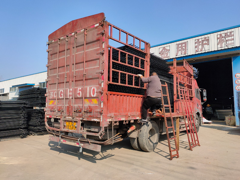 金用護欄2021年12月9日鋅鋼圍墻護欄裝車發貨！