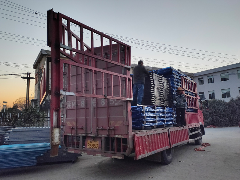 金用護欄2021年12月13日鋅鋼連廊欄桿裝車發(fā)貨！