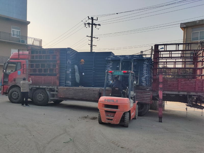 金用護欄2021年12月14日鋅鋼百葉窗裝車發貨！