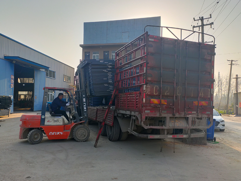 金用護欄2021年12月14日鋅鋼百葉窗裝車發貨！