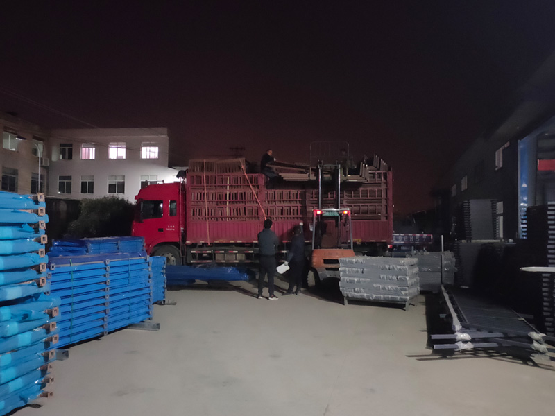 金用護欄2021年12月15日鋁合金百葉窗裝車發貨！