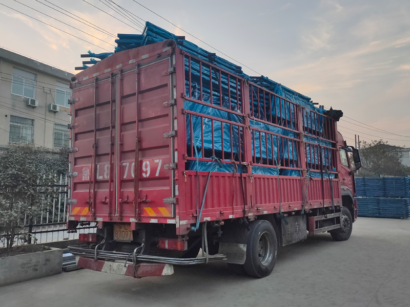 金用護欄2021年12月23日鋅鋼樓梯欄桿裝車發貨！