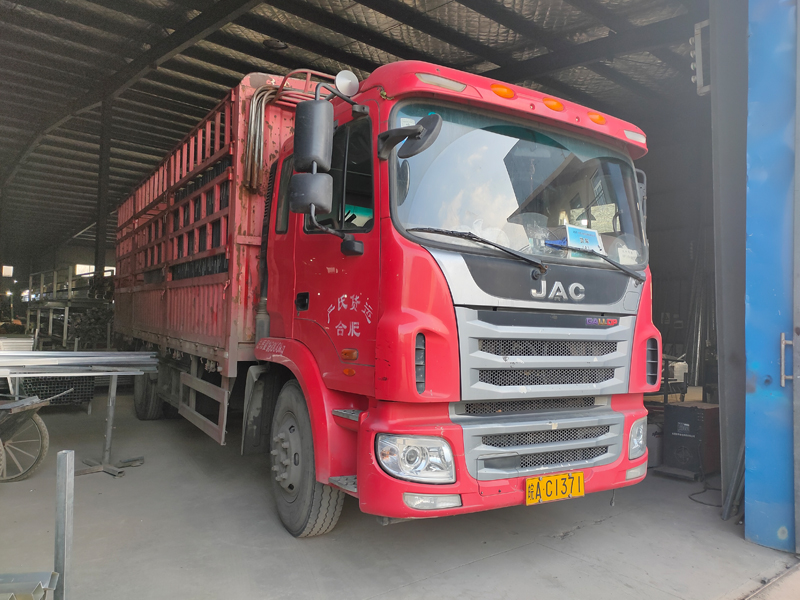 金用護欄2021年12月28日鋅鋼百葉窗裝車發貨！