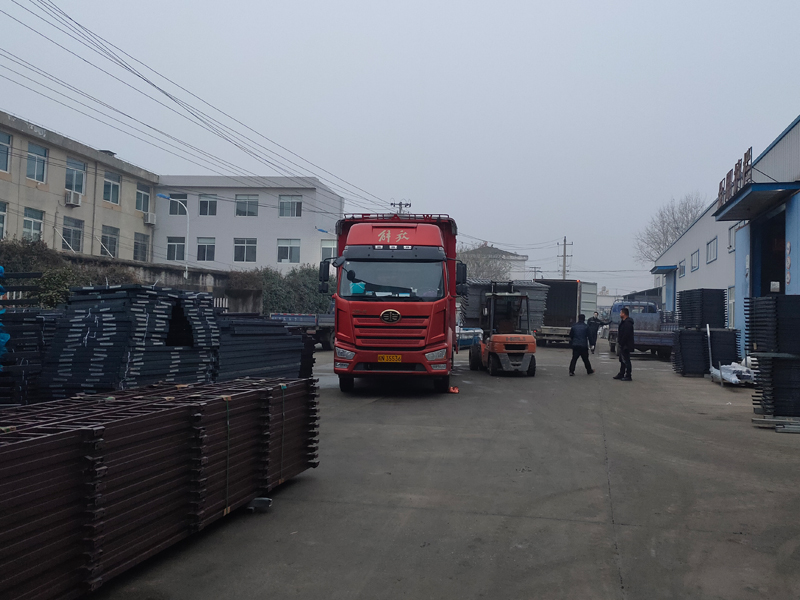 金用護(hù)欄2021年12月30日鋅鋼百葉窗裝車發(fā)貨！