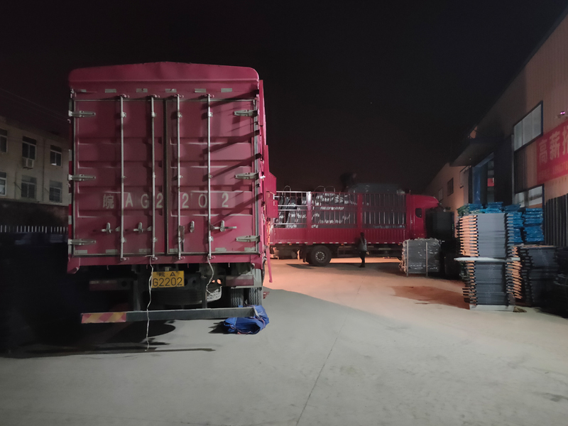 金用護欄2021年12月31日鋅鋼百葉窗裝車發(fā)貨！