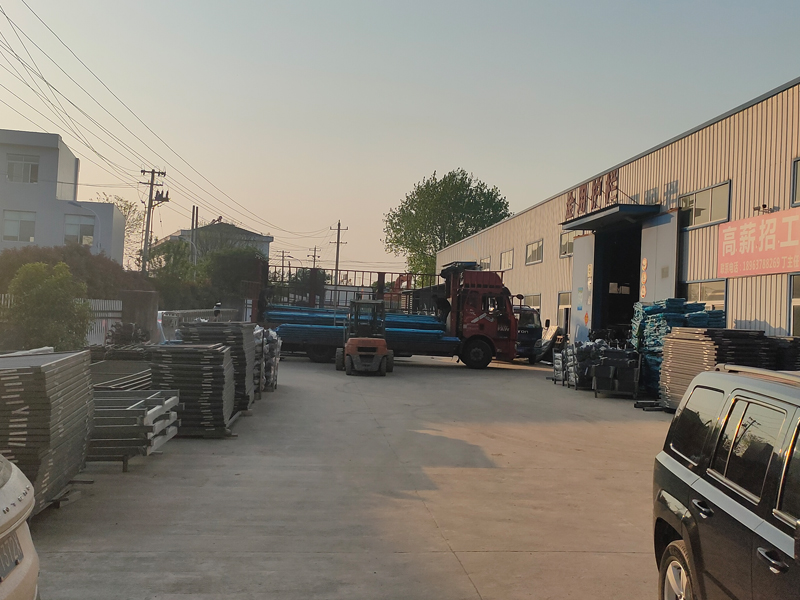 金用護欄2022年4月11日鋅鋼組裝欄桿裝車發貨！