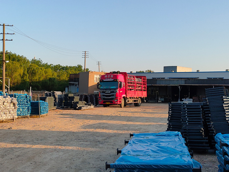 金用護(hù)欄2022年5月11日鋅鋼玻璃欄桿裝車發(fā)貨！