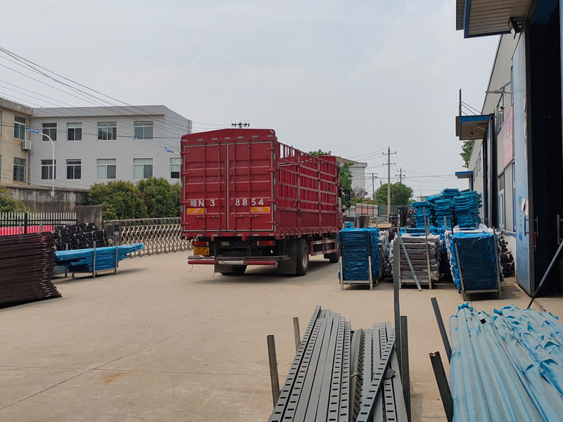 金用護欄2022年5月12日鋅鋼百葉窗裝車發貨！