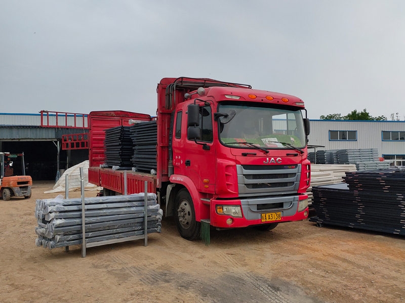 金用護(hù)欄2022年5月17日鋅鋼飄窗欄桿裝車發(fā)貨！