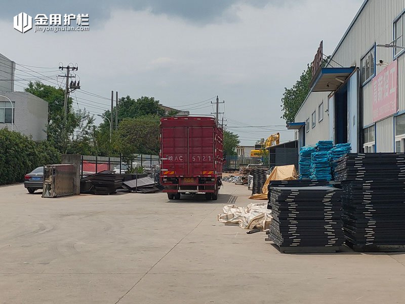 金用護欄2022年6月23日鋅鋼百葉窗裝車發貨！