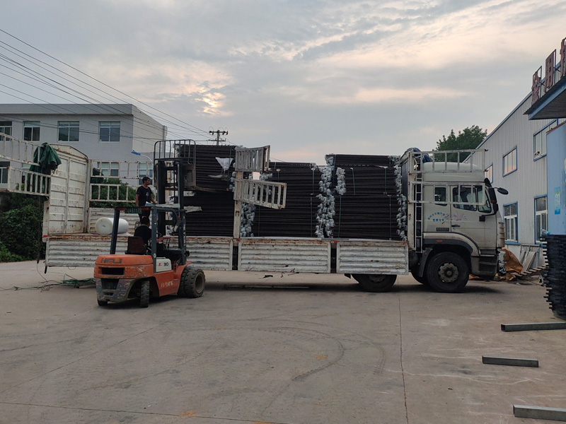 金用護(hù)欄2022年7月15日鋅鋼飄窗欄桿裝車發(fā)貨！