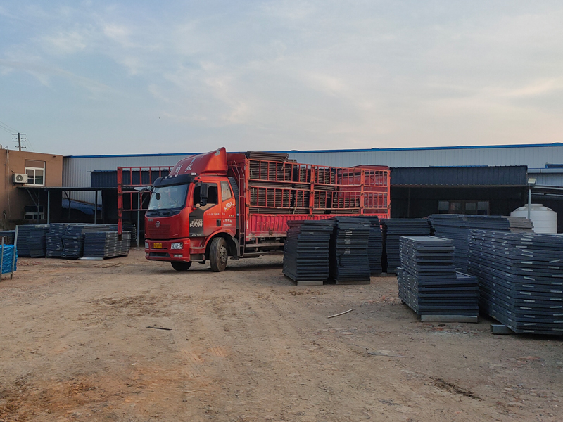 金用護(hù)欄2022年7月27日鋅鋼飄窗欄桿裝車發(fā)貨！