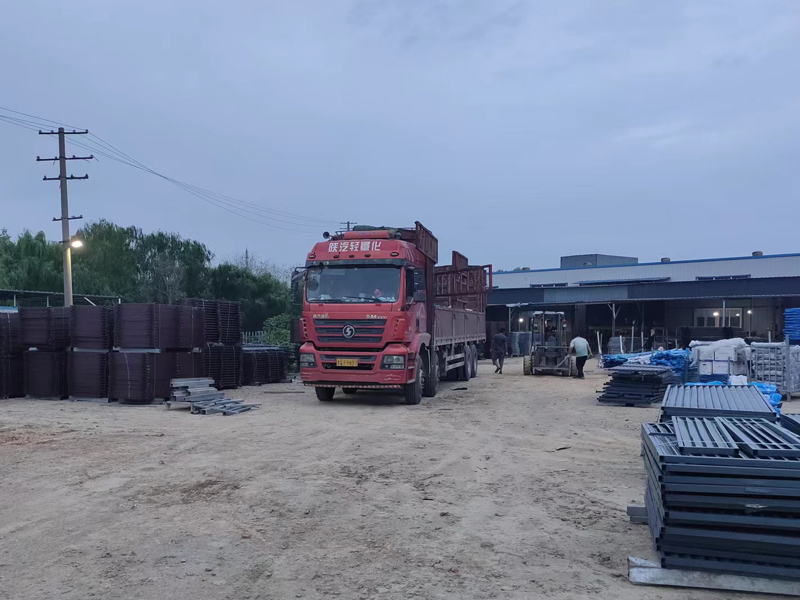 金用護欄2022年9月7日鋅鋼組裝護欄裝車發貨！