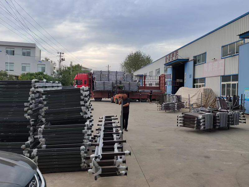 金用護欄2022年9月23日鋅鋼玻璃欄桿裝車發貨！
