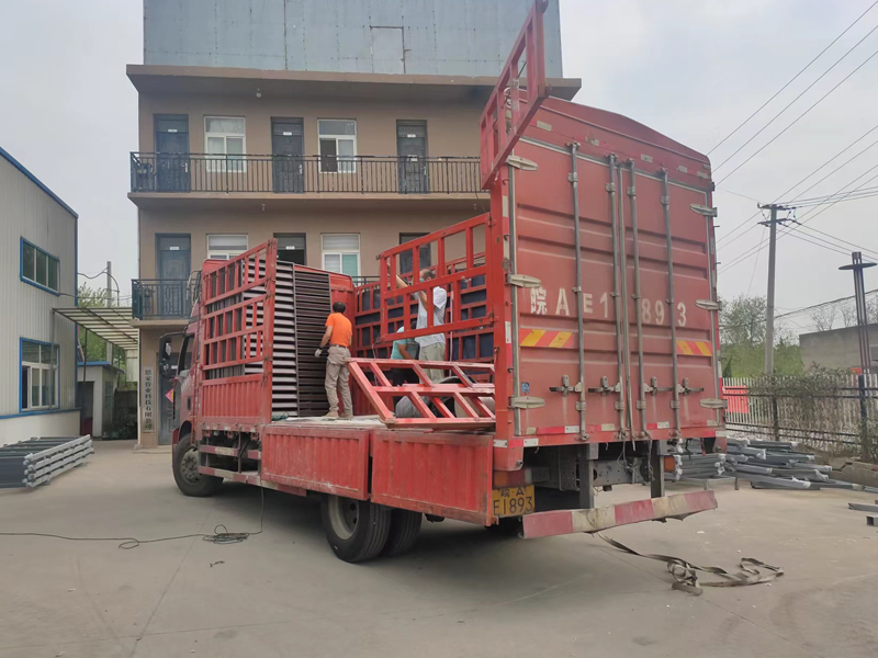 金用護欄2022年9月27日鋅鋼百葉窗裝車發貨！