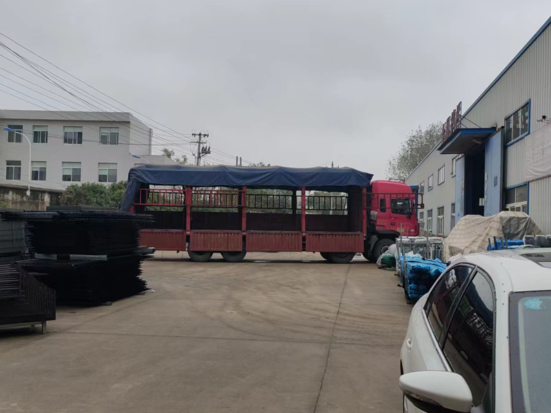 金用護欄2022年10月31日鋅鋼圍墻護欄裝車發貨！