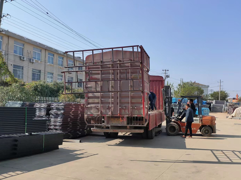 金用護(hù)欄2022年11月7日鋅鋼玻璃欄桿裝車發(fā)貨！