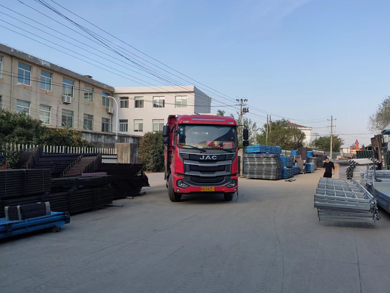 金用護欄2022年11月10日鋅鋼玻璃護欄裝車發(fā)貨！