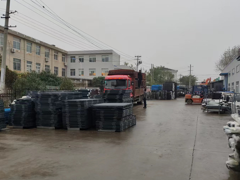  金用護欄2022年11月29日鋅鋼百葉窗裝車發貨！