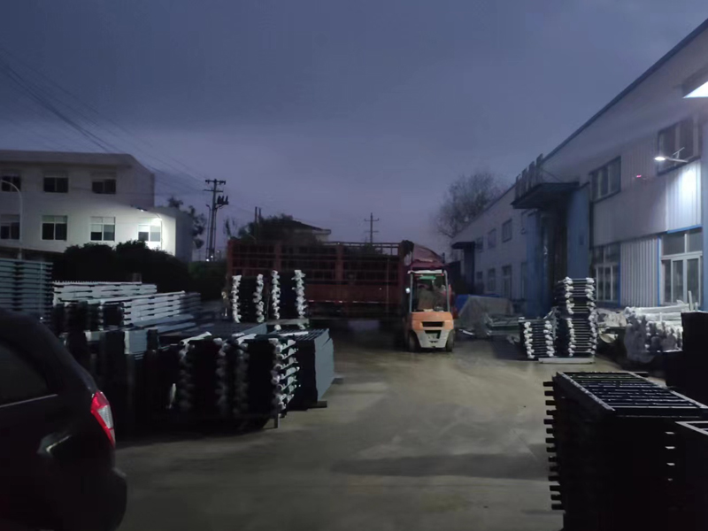金用護(hù)欄2022年12月3日鋅鋼百葉窗裝車(chē)發(fā)貨！
