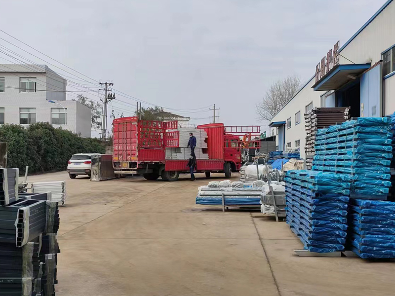 金用護(hù)欄2022年12月12日鋅鋼飄窗欄桿裝車發(fā)貨！