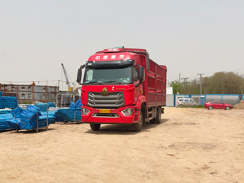 金用護欄2023年4月12日鋅鋼連廊欄桿裝車發貨！