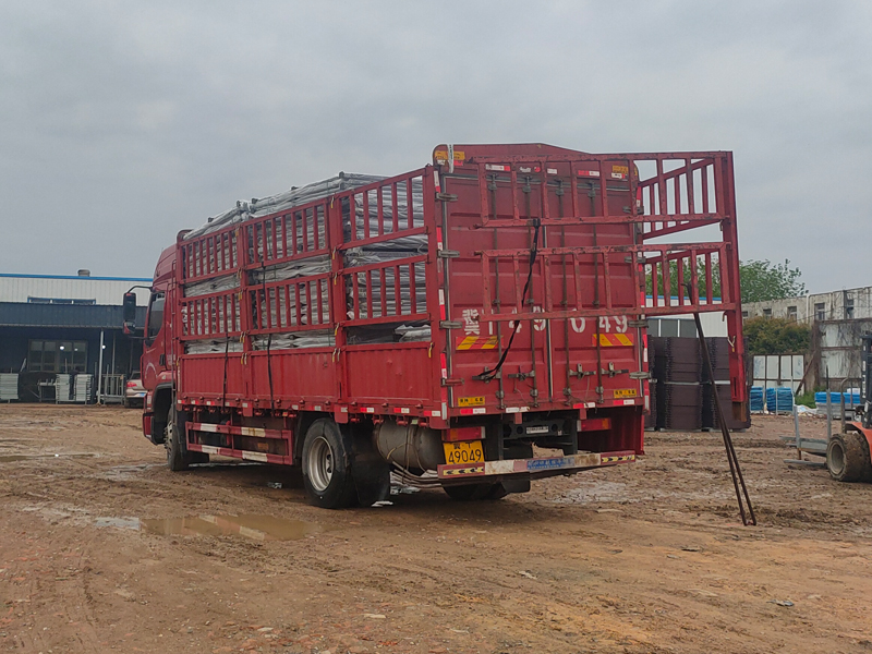 金用護欄2023年4月24日鋅鋼陽臺護欄裝車發貨！