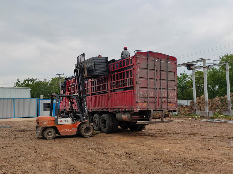 金用護欄2023年4月25日鋅鋼飄窗欄桿裝車發貨！