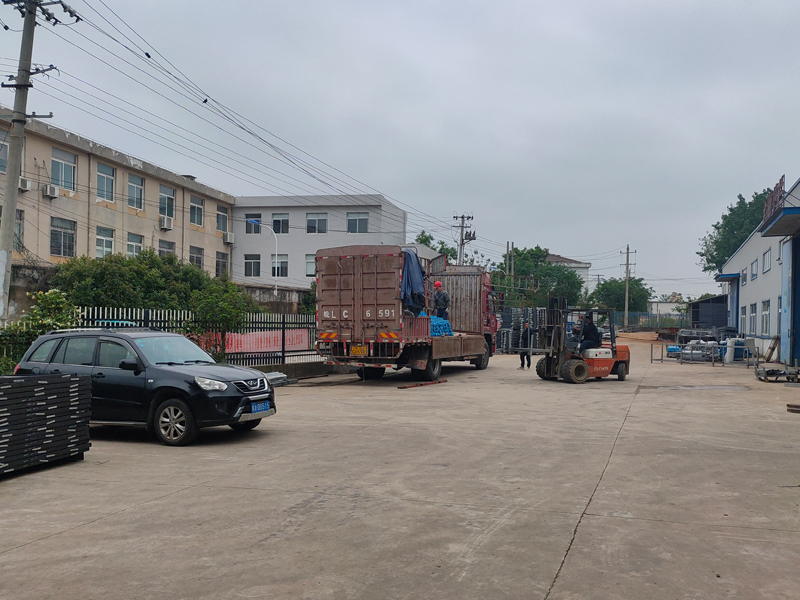 金用護(hù)欄2023年5月6日鋅鋼飄窗欄桿裝車(chē)發(fā)貨！