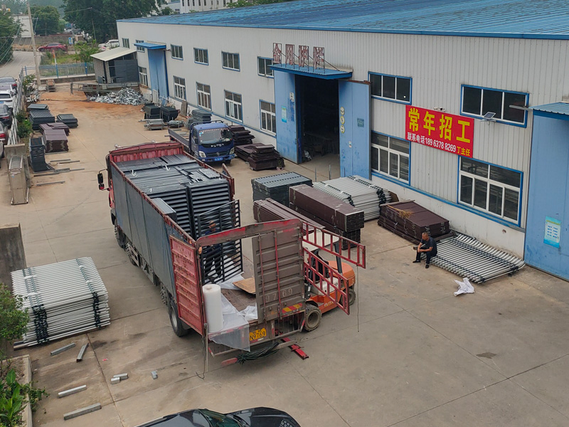 2023年5月26日鋁合金百葉窗裝車發(fā)貨！