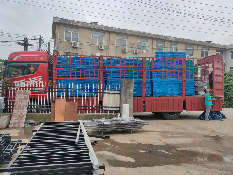 2023年7月15日鋅鋼陽(yáng)臺(tái)護(hù)欄裝車發(fā)貨！