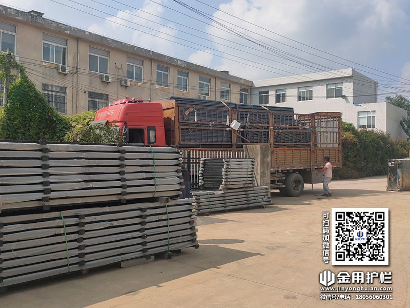 2023年10月12日鋅鋼百葉窗裝車發貨！