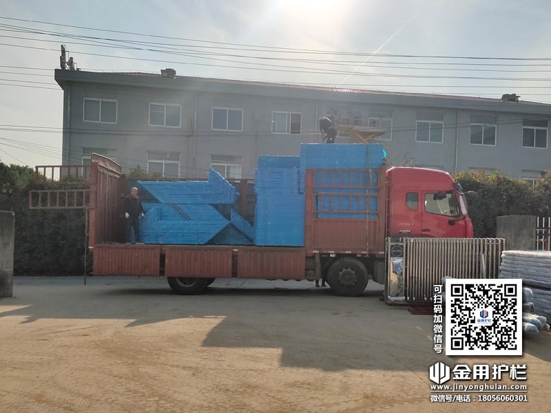 2023年11月10日鋅鋼護(hù)窗欄桿裝車(chē)發(fā)貨！