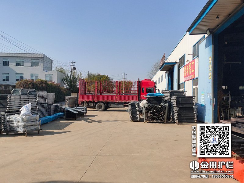 2023年12月2日鋅鋼護(hù)窗欄桿裝車(chē)發(fā)貨！