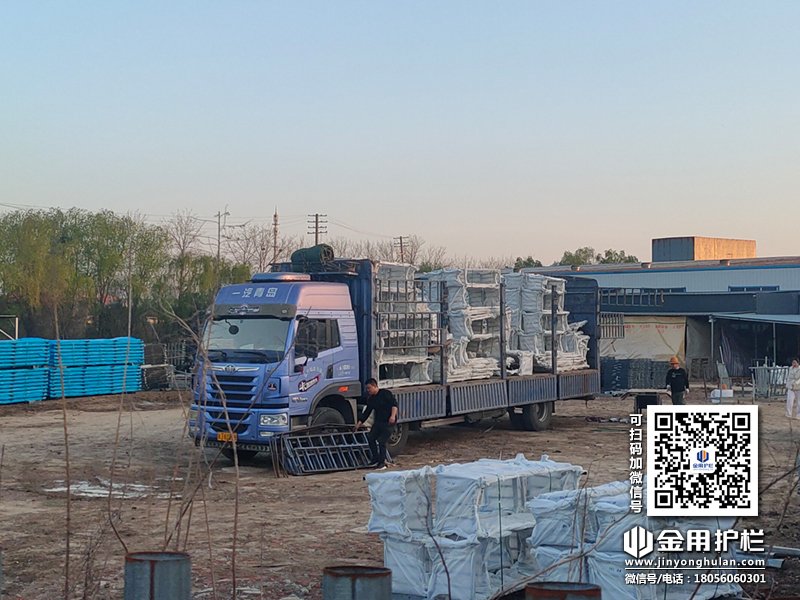 2024年4月3日鋅鋼空調(diào)護欄裝車發(fā)貨！