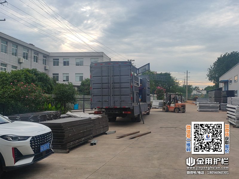 2024年7月17日鋁合金百葉窗裝車發貨！