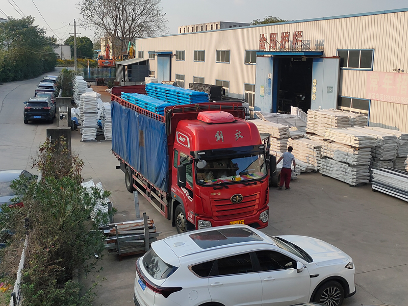 2024年11月2日鋅鋼連廊欄桿裝車發(fā)貨！