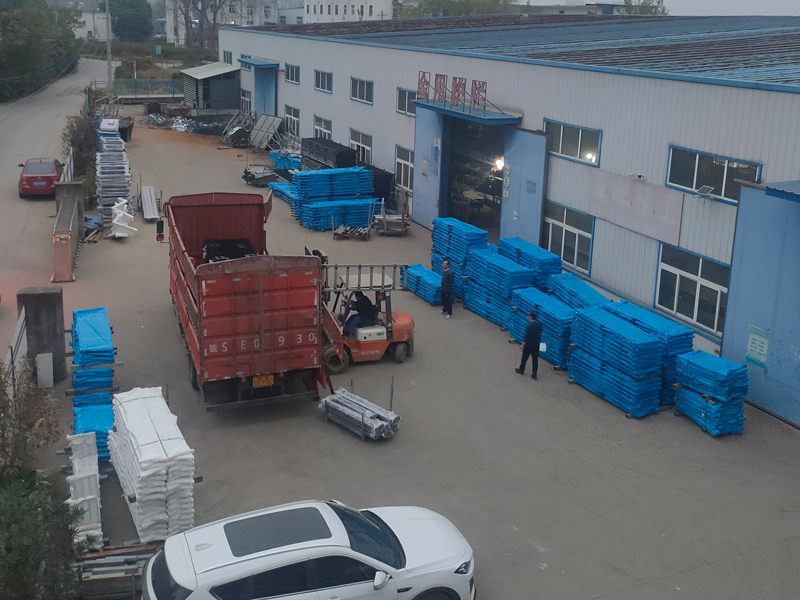 2024年11月18日鋅鋼圍墻護(hù)欄裝車發(fā)貨！